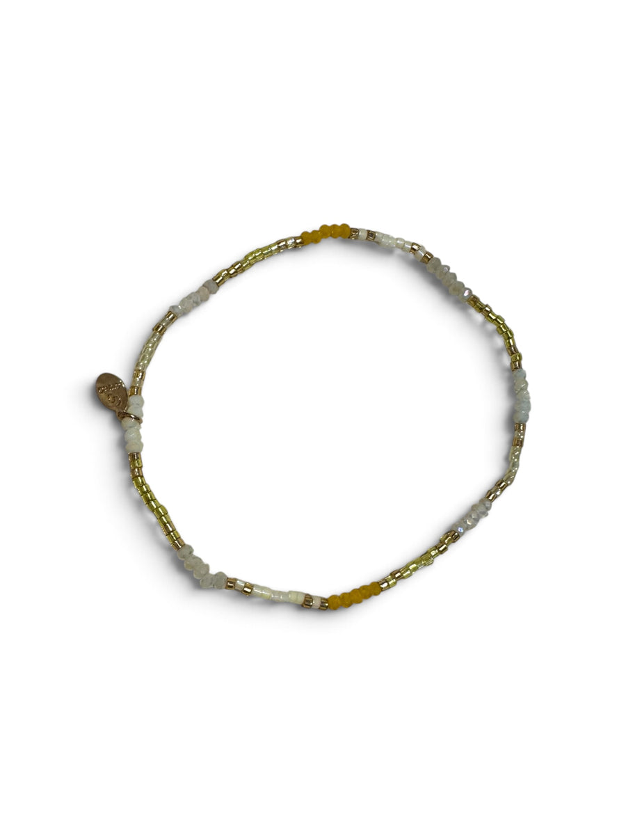 Perlenarmband mit zarten Farbakzenten