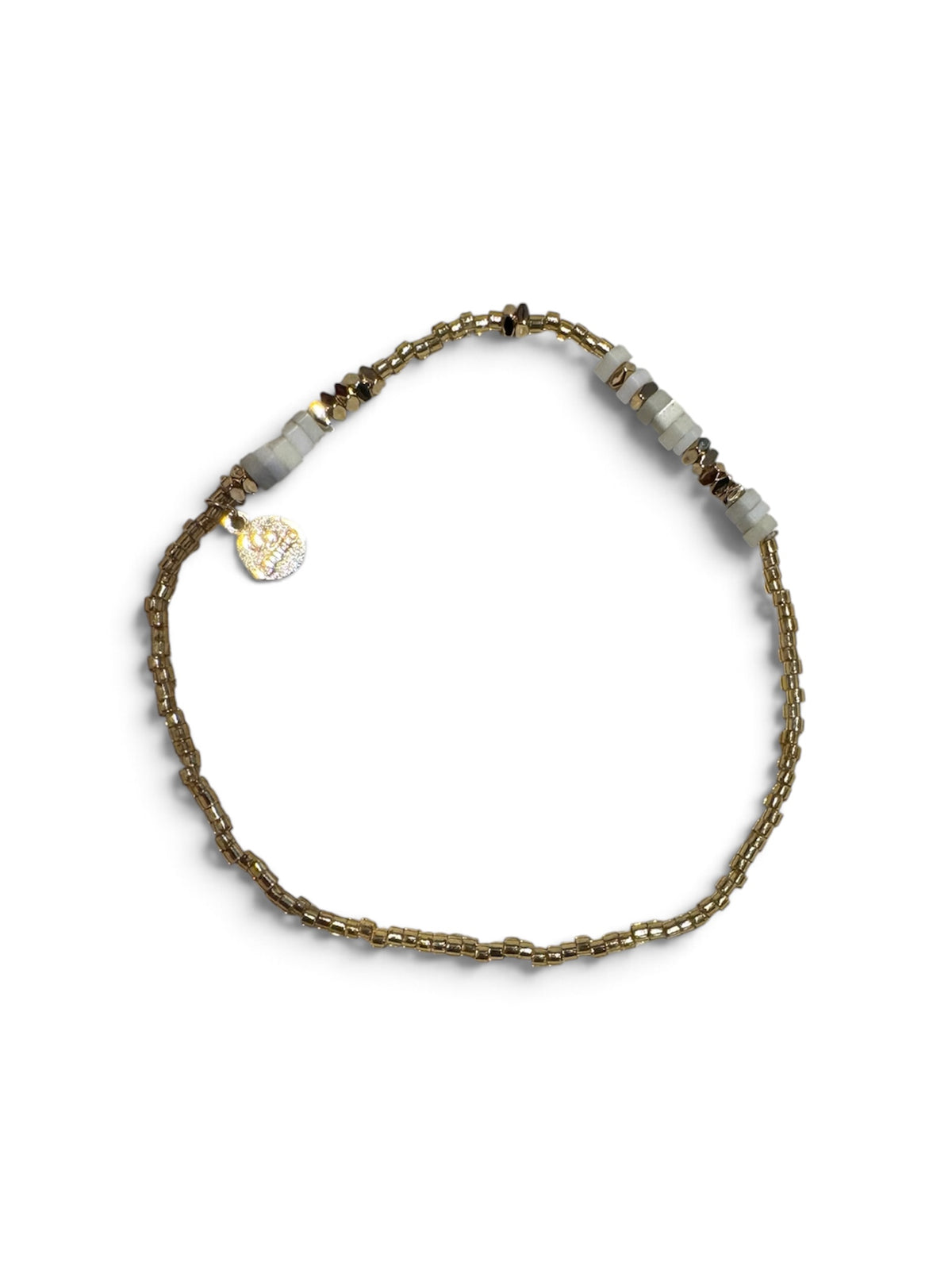 Perlenarmband mit goldfarbenen Akzenten
